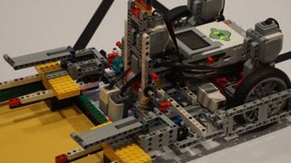 So sieht es aus, wenn der Würzburger Lego-Roboter eine Solarzelle setzt.  (Martin Hennecke))