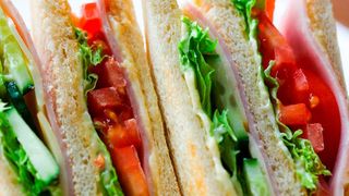 In einem HEMT, kurz für „high electron mobility transistor“ bringt man eine geeignete Kombinationen von reinen Halbleitermaterialien in einer Art Sandwich so miteinander in Kontakt, dass sich an der Grenze eine millionstel Millimeter dünne leitende Schicht bildet. So können sich die Elektronen schneller bewegen. (Bild: Pixabay)