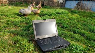 Das Durabook ist wasserfest und staubdicht gemäß IP53. Damit macht ihm ein Regen nichts aus. Und das entspiegelte Display ist hell genug für den Outdoor-Einsatz bei Sonnenschein. (Vogel IT-Medien)