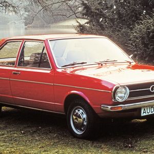 Den Audi 80 gab es in einer zwei- und einer viertürigen Version. Bei den Motoren konnten Käufer anfangs zwischen drei Größen auswählen: einem 1,3 Liter mit 55 PS, sowie einem 1,5 Liter mit 75 PS bzw. 85 PS. (Bild:  Audi)