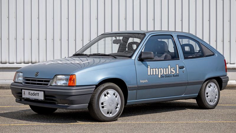 Der „Opel Kadett Impuls I“ basiert auf dem „Kadett E“ und wird von einem 16 kW starken Gleichstrom-Nebenschlussmotor angetrieben. Ein 100-Volt-Gleichstrommotor treibt die Vorderräder an und gibt eine maximale Leistung von 16 kW (22 PS) ab. Immerhin konnte der Impuls I bereits rekuperieren, also Energie beim Bremsen zurückgewinnen. (Bild: Opel / Stellantis)