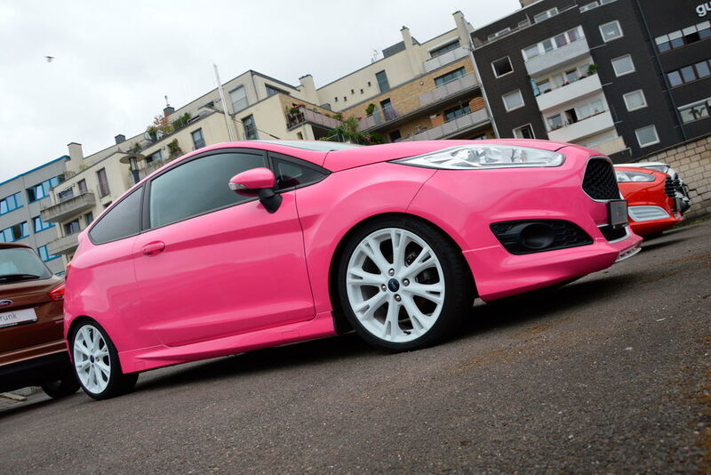 Gelungene Facebook-Aktion: Auto-Strunk hatte einen auffälligen rosafarbenen Ford Fiesta auf Facebook zu einem Sonderpreis beworben – mit einer enormen Resonanz. Der Post erreichte eine organische Reichweite von über 4.000 und eine bezahlte von gut 8.200 Usern. Der Beitrag wurde 58 Mal kommentiert und mündete letztlich in mehreren Probefahrten – nicht nur für den pinkfarbenen Fiesta.  (Achter/»kfz-betrieb«)