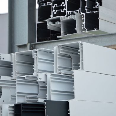 Bei TIR Technologies waren die Alu-Profile zuvor im Außenlager untergebracht. Sie waren dabei dem Wetter fast schutzlos ausgeliefert. Mit den beiden automatischen Unigrip-Wabenlagern von Kasto ist das Geschichte. (Bild: Kasto)