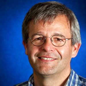 Im Eröffnungsvortrag des Praxisforums Elektrische Antriebstechnik erklärt Prof. Johannes Teigelkötter (HS Aschaffenburg) fortschrittliche Analyseverfahren, z.B. die Berechnung des Luftspaltmoments einer umrichtergespeisten Maschine.(Bild:  Hochschule Aschaffenburg)