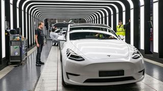 Jeder verneint! In der Tesla-Gigafabrik in Grünheide soll ein IG-Metall-Vertreter bei einer Sitzung illegale Aufzeichnungen des Verlaufs gemacht haben. Die Vorwürfe, die Tesla anführt, konnten von den Ermittlern nicht bestätigt werden, heißt es nun ... (Bild: dpa)