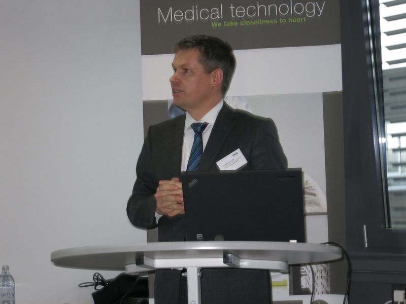 Niederlassungsleiter Christopher Vitz heißt die Gäste willkommen... (Bild: Reinhardt)