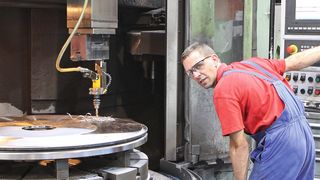 Bild 1: Anstatt die bis zu 40 mm dicken Hauptringe auf einer separaten Anlage mit Aufspannbohrungen zu versehen, geschieht das jetzt direkt an der Karusselldrehbank mit einer Druckluft-Bohrmaschine. (Bild: Atlas Copco)