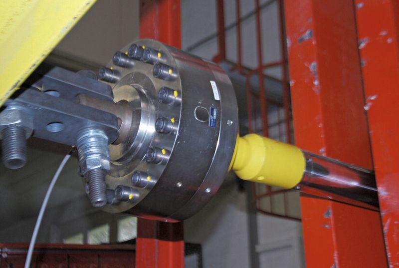 Kraftaufnehmer U10M, installiert im Prüfstand der Bucher Leichtbau AG. (Bild: HBM)
