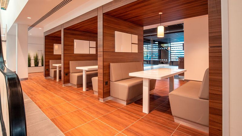 In den Nischen finden auch Beratungsgespräche statt. (Bild: Jaguar Land Rover)