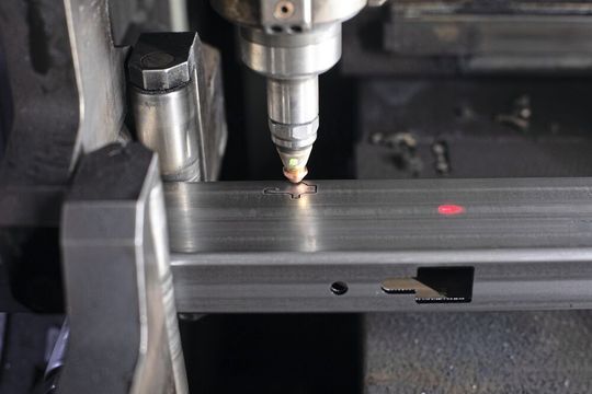 Stiegelmeyer fertigt Klinikbetten und Betten für die häusliche Pflege an zwei Standorten in Polen. Warum man vor zwei Jahren von der konventionellen Rohrbearbeitung auf Trumpf-Laser zum Rohrschneiden umgeschwenkt ist, verrät uns das Unternehmen in diesem Beitrag...(Bild:  P. Malecki / Fotogloria)