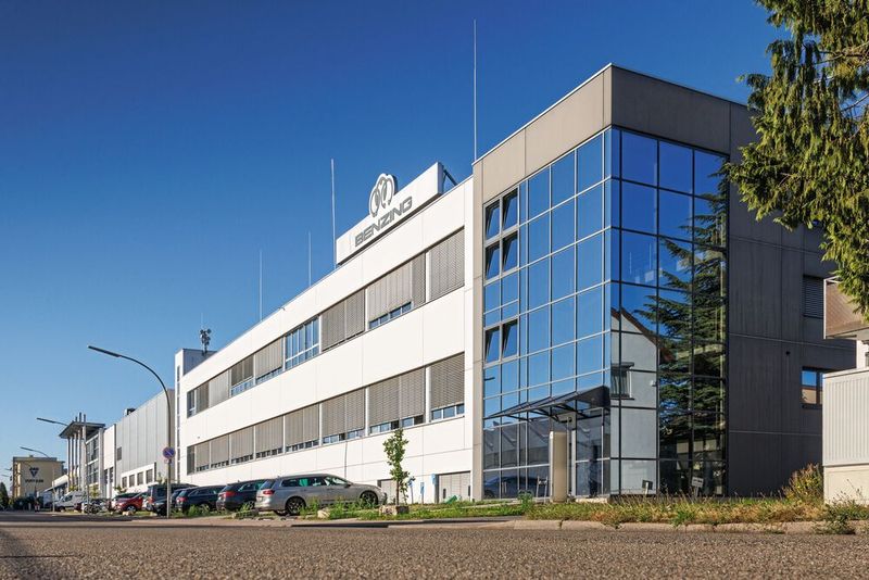 The decision-makers at the medium-sized company Hugo Benzing GmbH & Co. KG in Korntal-Münchingen quickly recognized that the trend towards electrically powered vehicles would be sustainable. (Image:Kuka)