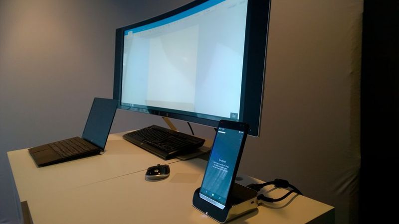 Der leistungsfähige Snapdragon 820 als Prozessor, vier GB RAM, Windows 10 Mobile mit Continuum und eine Docking Station sorgen dafür, dass Universal Apps wie Microsoft Word in Full-HD auf einem externen Monitor laufen. Das Notebook im Hintergrund ist keines, sondern ein Mobile Extender für das Smartphone. (Bild: Vogel-IT)