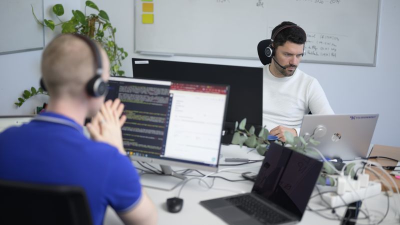 Das Service-Team der Telekonnekt unterstützt Arztpraxen und Apotheken bei der Umstellung auf die neue Telematikinfrastruktur. (Bild:  Stefan Prager)