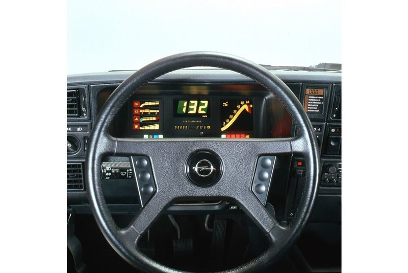 Kleinteilige, bunte Digitalanzeigen wie im Sportcoupé Opel Monza wurden auch gerne Mäusekino genannt. (Opel)