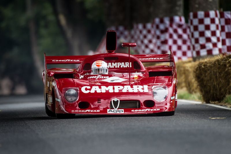 Den Tipo 33TT12 aus dem Jahre 1975 hatte Alfa Romeo eigens für die Classic Days aus Milano herangeschafft, damit ihn der ehemalige Formel-1-Pilot Arturo Merzario über den Kurs scheucht. (www.heppypress.de/ Schloss Dyck)