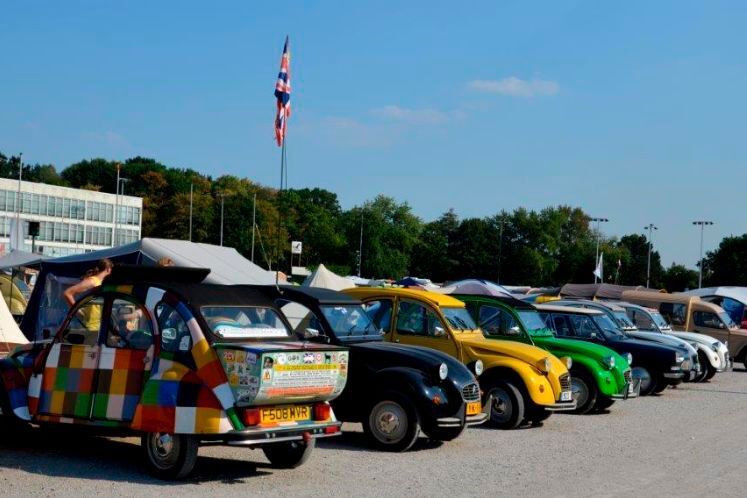 Analog zum Käfer sorgten der lange Produktionszeitraum und die einfache Technik dafür, dass Enten von ihren Besitzern gerne individualisiert und modifiziert wurden und werden. (Markus Bender )