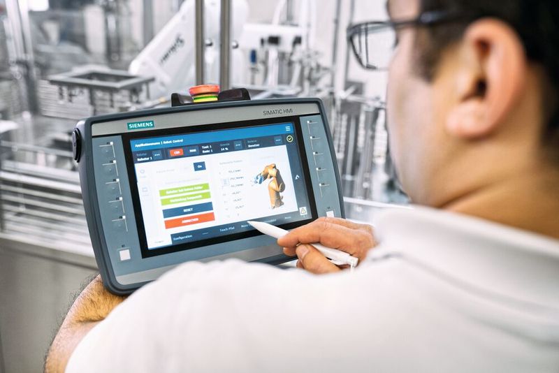 Mit uniVAL pi lässt sich zukünftig die Roboterprogrammierung mittels Plug & Play im Siemens-TIA-Portal über die SPS realisieren. (Bild: Stäubli)