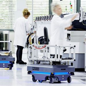 Das linksanreihbare Safety-Erweiterungsmodul PLC-Next-Steuerungen bietet sich für den Einsatz in fahrerlosen Transportsystemen an.(Phoenix Contact)