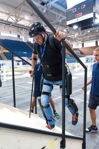 Schließlich gibt es auch für Teilnehmer mit angetriebenen Exoskeletten einen Parcour. Mithilfe eines Exoskeletts kann eine Person mit eingeschränkter Mobilität Treppen steigen. (ETH Zurich / Alessandro Della Bella)