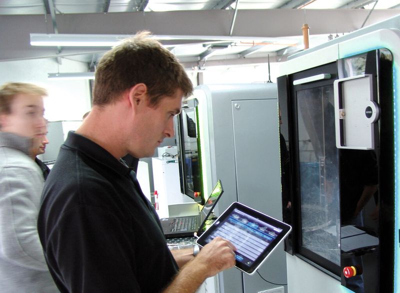 Bedienung der Dentalfräsmaschine über ein iPad. (Bild: Datron)