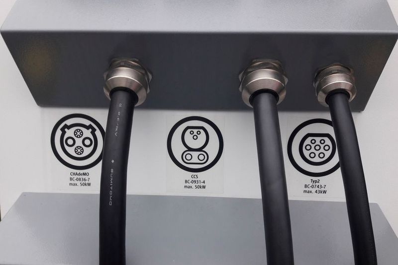 An einigen Schnellladesäulen gibt es CCS und Chademo. (SP-X/hh)
