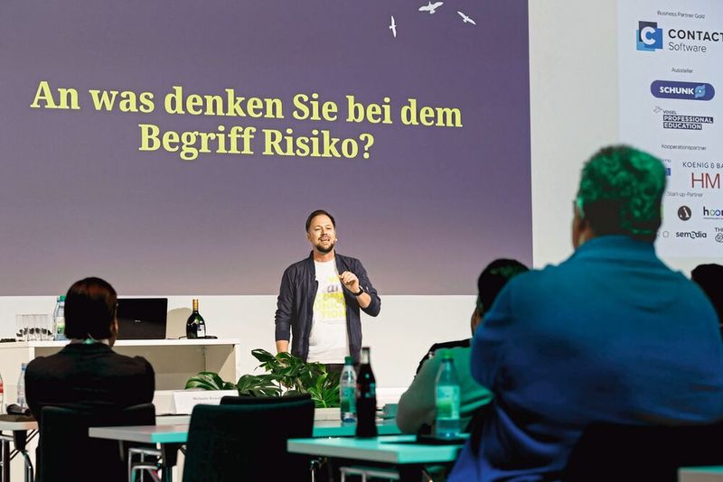 Was ist beim Thema Leads erlaubt und was nicht? Ludwig Schmidt, Director Corporate Governance bei der Vogel Communications Group, erklärte in seinem Vortrag, welche Rolle Risikoappetit im Marketing spielt.  (Bild: Stefan Bausewein)