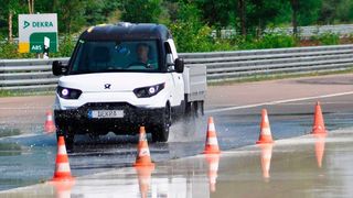 In 40 Jahren kam das ABS in vielen Fahrzeugtypen zum Einsatz. Hier: Ein Streetscooter bei der Bremsmessung auf der ABS-Strecke im Dekra Automobil Test Center in Klettwitz. (Dekra)