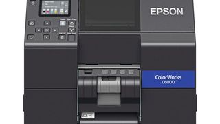 Die Color-Works-Farbetikettendrucker hat Epson erstmals auf der „EuroCIS 2024“ präsentiert, um den Marketing-effektiven Einsatz von farbigen Labels im Handel zu demonstrieren. (Bild: Epson)