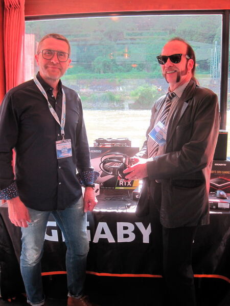 Robert Braier (r., we-do-IT) lässt sich von Frank Bösser (Gigabyte) Kopfhörer vorführen. (Vogel IT-Medien GmbH)