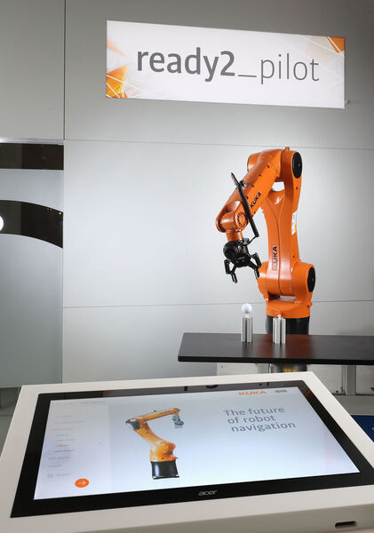 Mit dem Navigator der Very Important Product Maschinenvertriebs GmbH kann der Bediener jeden Kuka Roboter in Verbindung mit der KR C4 Steuerung von Hand bewegen. (Kuka)