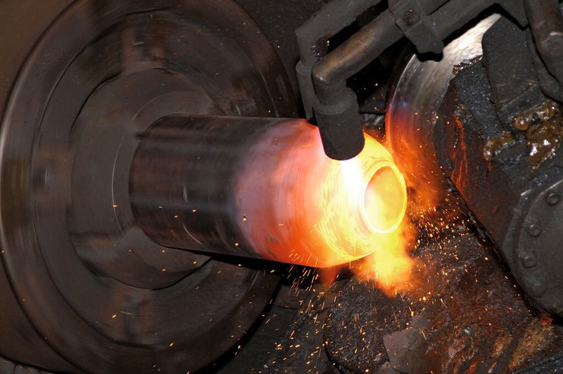 Die automatisierte Produktion mit Produktionsstufen von den formgebenden Prozessen über die Vergütung, Kaltbearbeitung und Lackierung bis hin zur Qualitätskontrolle war eine Herausforderung für die Planung. (Bild: Worthington Cylinders)