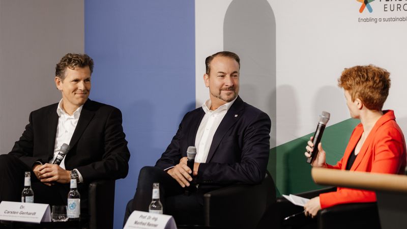 Podiumsdiskussion in Berlin zur Bedeutung der Kunststoffbranche für den Innovationsstandort Deutschland. V.l: Dr. Carsten Gerhardt (EY), Prof. Manfred Renner (Fraunhofer CCPE) und Dr. Christine Bunte (Plastics Europe Deutschland).(Bild:  Plastics Europe Deutschland)