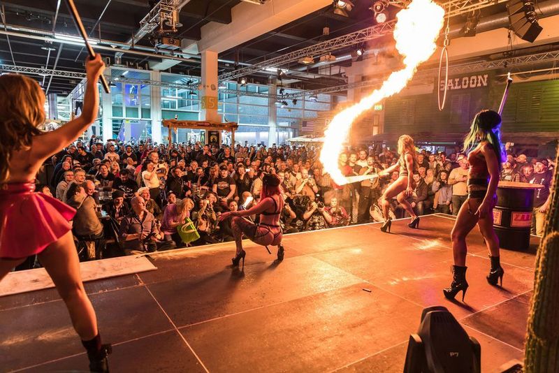 England bekannteste Tattoo-Girl-Group. (MCH Messe Schweiz (Zuerich) AG)