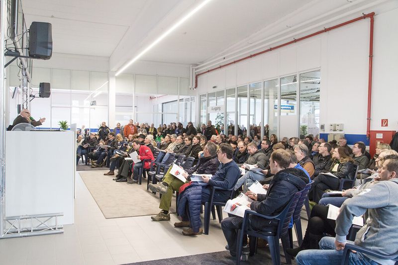 Die erste Classicbid im neuen Jahr im Auktionszentrum Weiterstadt war gut besucht. Die folgenden 15 Fahrzeuge fanden einen Käufer: (Foto: Classicbid)