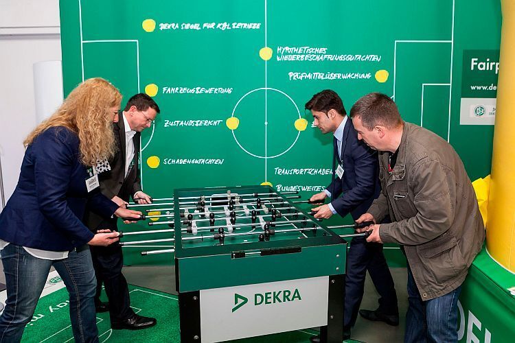 Derweil wurde am Dekra-Stand kräftig gekickert. (Stefan Bausewein)