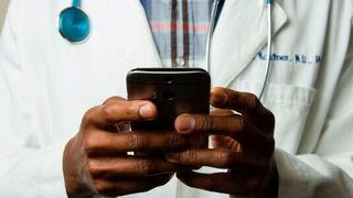 Mithilfe von Digitalisierungsmaßnahmen, beispielsweise über das Smartphone, könnte die medizinische Versorgung in den ländlichen Regionen verbessert werden. (Bild: gemeinfrei)