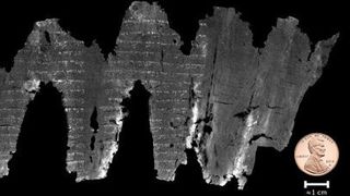 Die gefundene Schriftrolle (rechts) und die "virtuell entrollte" Version mit sichtbarer Schrift (links): Forschern ist es gelungen, mit Hilfe moderner 3-D-Scans und Bildverarbeitung ein verkohltes, über 1600 Jahre altes Pergament wieder zu rekonstruieren. (Brent Seales / University of Kentucky)