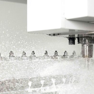 Weltrekord dank Hydrostatik: Das hydrostatisch gelagerte 5-Achs-Bearbeitungszentrum Starrag S1250 HD erzielte bei der Bearbeitung von Titanbauteilen eine weltweit bisher unerreichte Zerspanrate.  (Bild: Starrag)