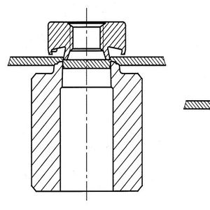Der Einstanzring stanzt das Loch und quetscht das Material in die Sicherungsrille.