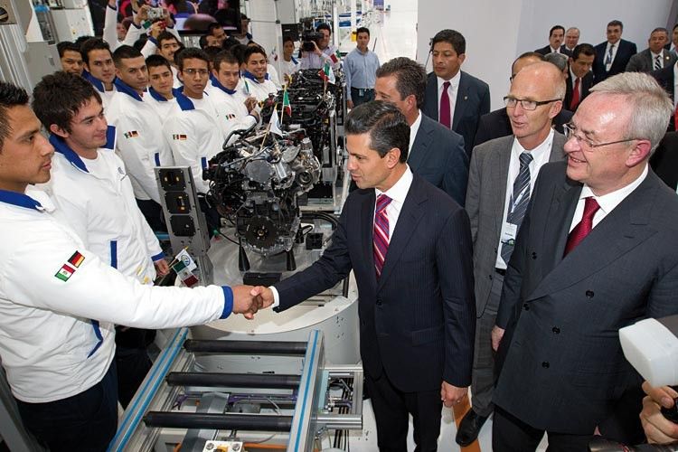Während der Eröffnung begrüßte der mexikanische Staatspräsident Enrique-Peña einige der Mitarbeiter persönlich. (Foto: Volkswagen)