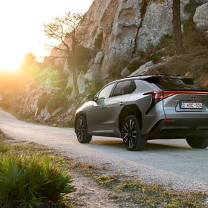 Zusammen mit dem aerodynamisch verbesserten Unterboden verbessert sich der cw-Wert von 0,29 auf 0,27.(Bild:  Toyota)