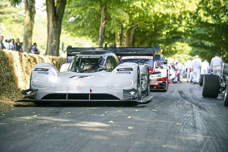 Die Moderne ließ sich ebenfalls blicken, hier in Gestalt des Siegerfahrzeugs des Pikes-Peak-Rennens: der elektrische I.D.-Racing. (Bild: Ampnet)