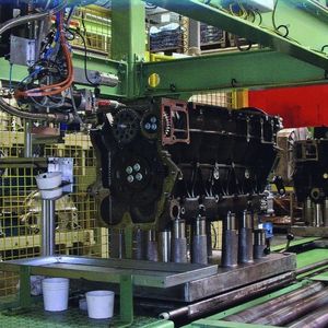 Bild 2: Die Dichtraupe wird vertikal am Motorblock aufgetragen. 