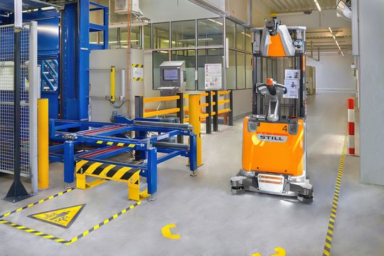 Mit der smarten Automatisierung wurde bei Nestlé in Biessenhofen der Warenfluss an den Linien geglättet und die Bestände an den Maschinen abgebaut. Mit der smarten Automatisierung wurde bei Nestlé in Biessenhofen der Warenfluss an den Linien geglättet und die Bestände an den Maschinen abgebaut.