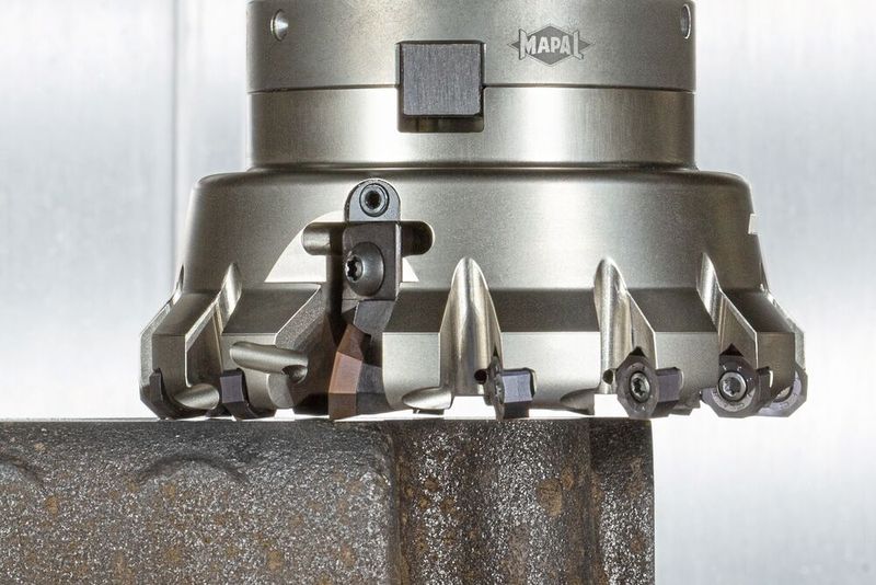 Der «Neomill-16-Finish» bei der Bearbeitung eines Guss-Bauteils. Den Planfräser gibt es in Standardabmessungen im Durchmesserbereich von 63 bis 200 mm. (Bild: Mapal)