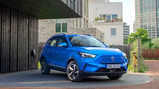 MG bietet den ZS sowohl als Elektroauto als auch als Verbrenner an. (Bild: MG)