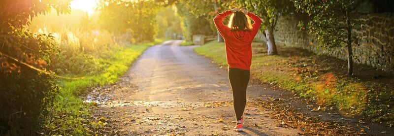 Ein Spaziergang im Freien steigert nicht nur das Wohlbefinden, sondern wirkt sich auch positiv auf die Struktur des Gehirns aus, wie eine aktuelle neurobiologische Untersuchung ergab.