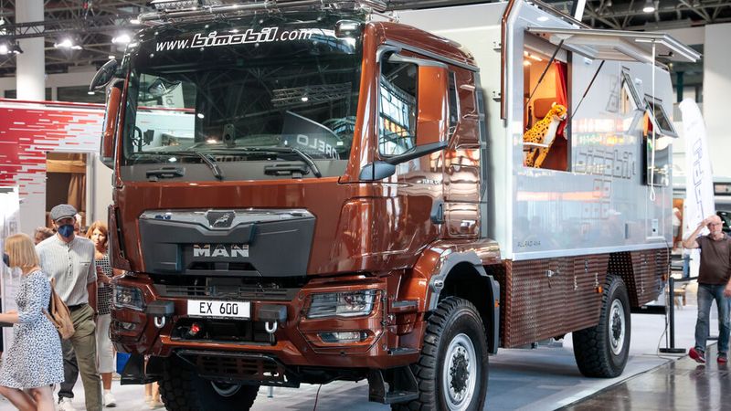 Bimobil hat mit dem EX 600 sein neues Flaggschiff präsentiert, das auf einem MAN TGM 4x4 Chassis basiert. Das 16,5 Tonnen schwere Expeditionsmobil beherbergt auf seinen rund 8,5 Metern Länge jede Menge Komfort. (Bild: Messe Düsseldorf/ctillmann)