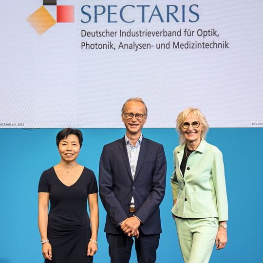 Dr. Bernhard Ohnesorge ist neuer Vorsitzender von Spectaris. Mirjam Rösch (r.) ist auf der Mitgliederversammlung zur neuen stellv. Vorsitzenden gewählt worden. Amily Guo (l.) leitet nun die Landesgruppe Hamburg/Schleswig-Holstein. Dr. Bernhard Ohnesorge ist neuer Vorsitzender von Spectaris. Mirjam Rösch (r.) ist auf der Mitgliederversammlung zur neuen stellv. Vorsitzenden gewählt worden. Amily Guo (l.) leitet nun die Landesgruppe Hamburg/Schleswig-Holstein.