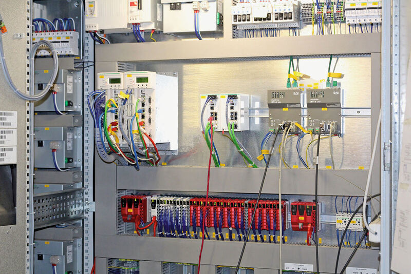 Die Steuerung der gesamten Anlage mit zwei parallel arbeitenden Controllern Pacdrive 3 LMC, darunter zwei Sicherheitssteuerungen mit gemischtem I/O-Feld. (Schneider Electric)